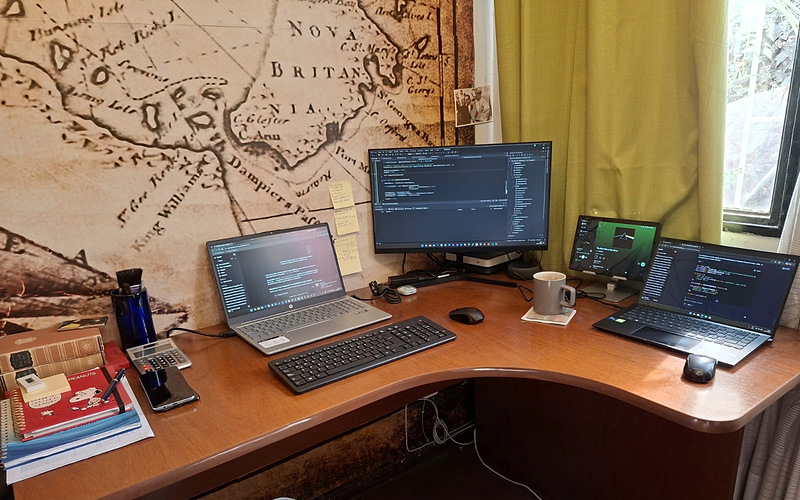 Escritorio de trabajo con código en pantalla